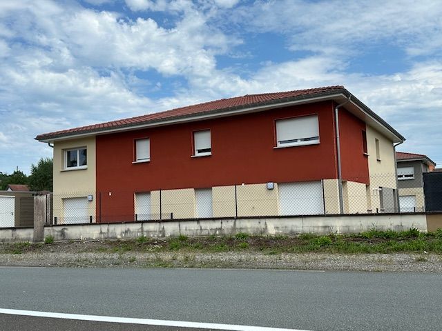 Vue latérale sur le bâtiment à la façade enduite tricolore