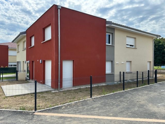 Façade tricolore de bâtiment à étage à 3 couleurs, vue devanture arrière
