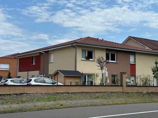 Vue de la façade tricolore de l'immeuble résidentiel