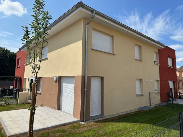 Vue d'angle de la façade tricolore 