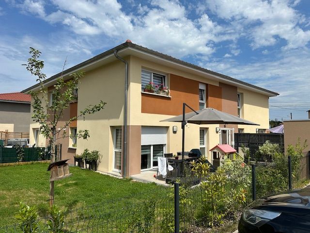 Façade tricolore de bâtiment à étage à 3 couleurs, face latérale