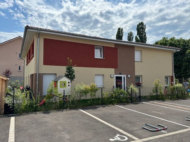 Façade tricolore de bâtiment à étage à 3 couleurs, vue devanture avant
