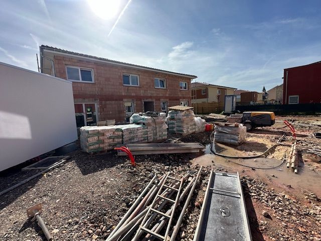 Démarrage de travaux au Carré de l'Habitat, bâtiment neuf à enduire en façade