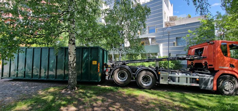 Kuljetus Oy Oksanen jätepuristin tyhjennys
