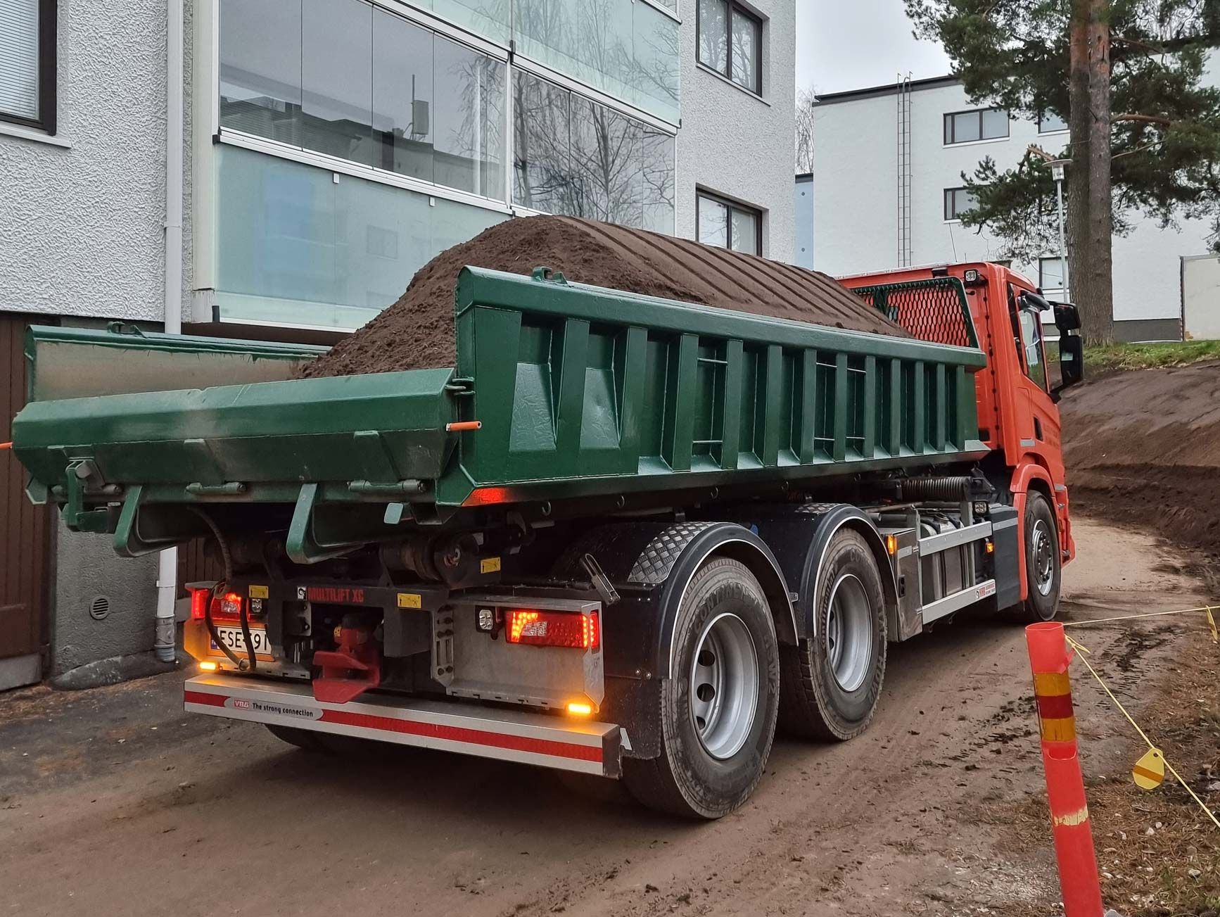 Maansirtokuljetus, maanajo, mullan toimitus, murske toimitus