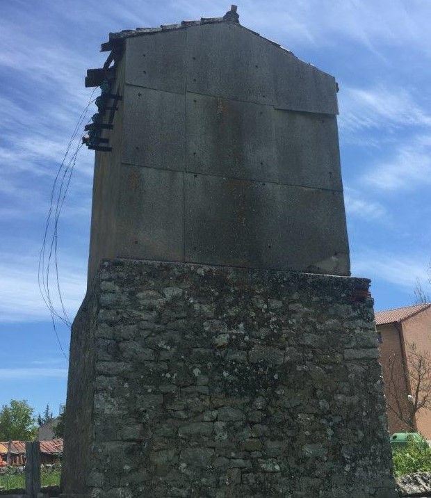 Un gran edificio de piedra con un techo que se ha caído.