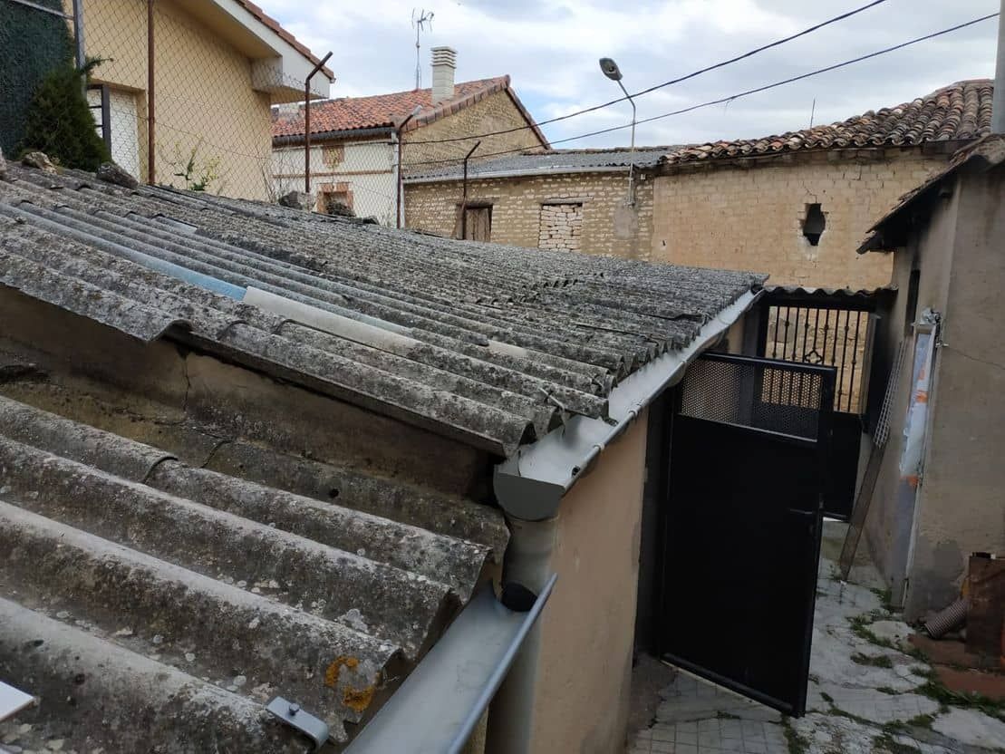 Un tejado de un edificio con un cartel que dice 'alquiler'.