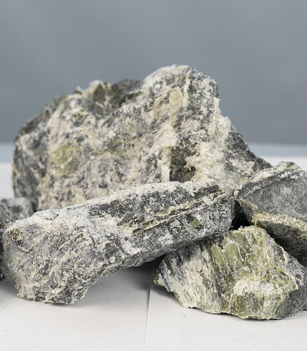 Una pila de rocas colocadas una encima de otra sobre una mesa.