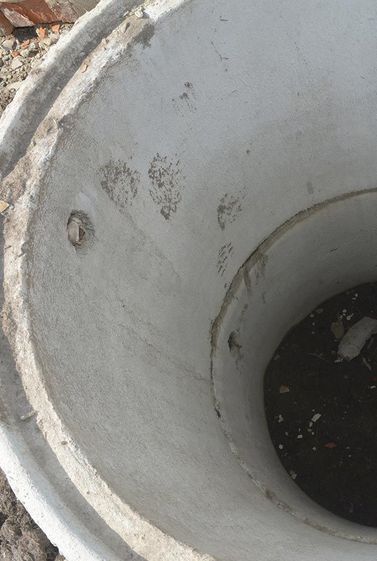 Un primer plano del interior de un cubo blanco con un agujero.