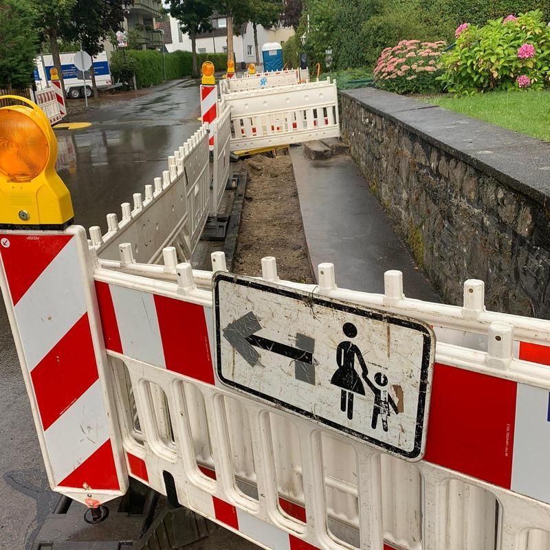 Eine rot-weiß gestreifte Barriere mit einem Schild darauf