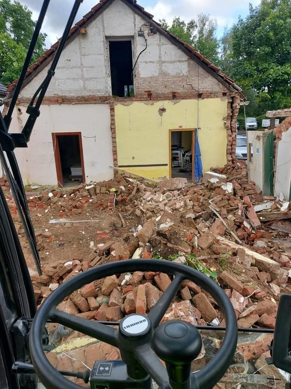 Ein Haus wird mit einem Bagger abgerissen