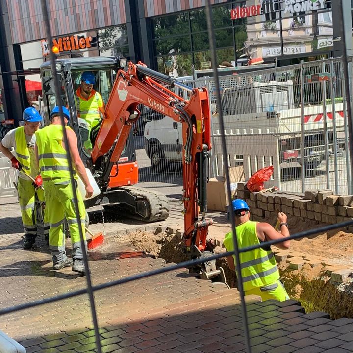 Eine Gruppe Bauarbeiter arbeitet auf einer Baustelle.
