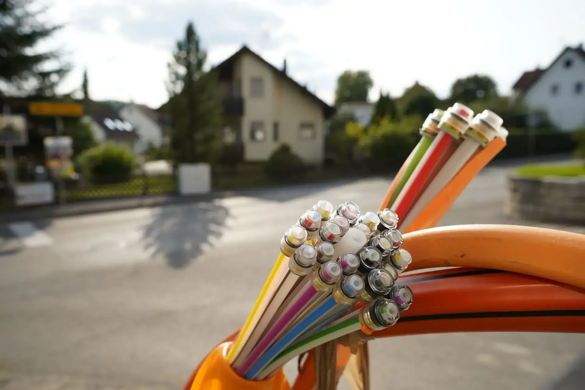 Glasfaserkabel ranken aus einer Straße heraus