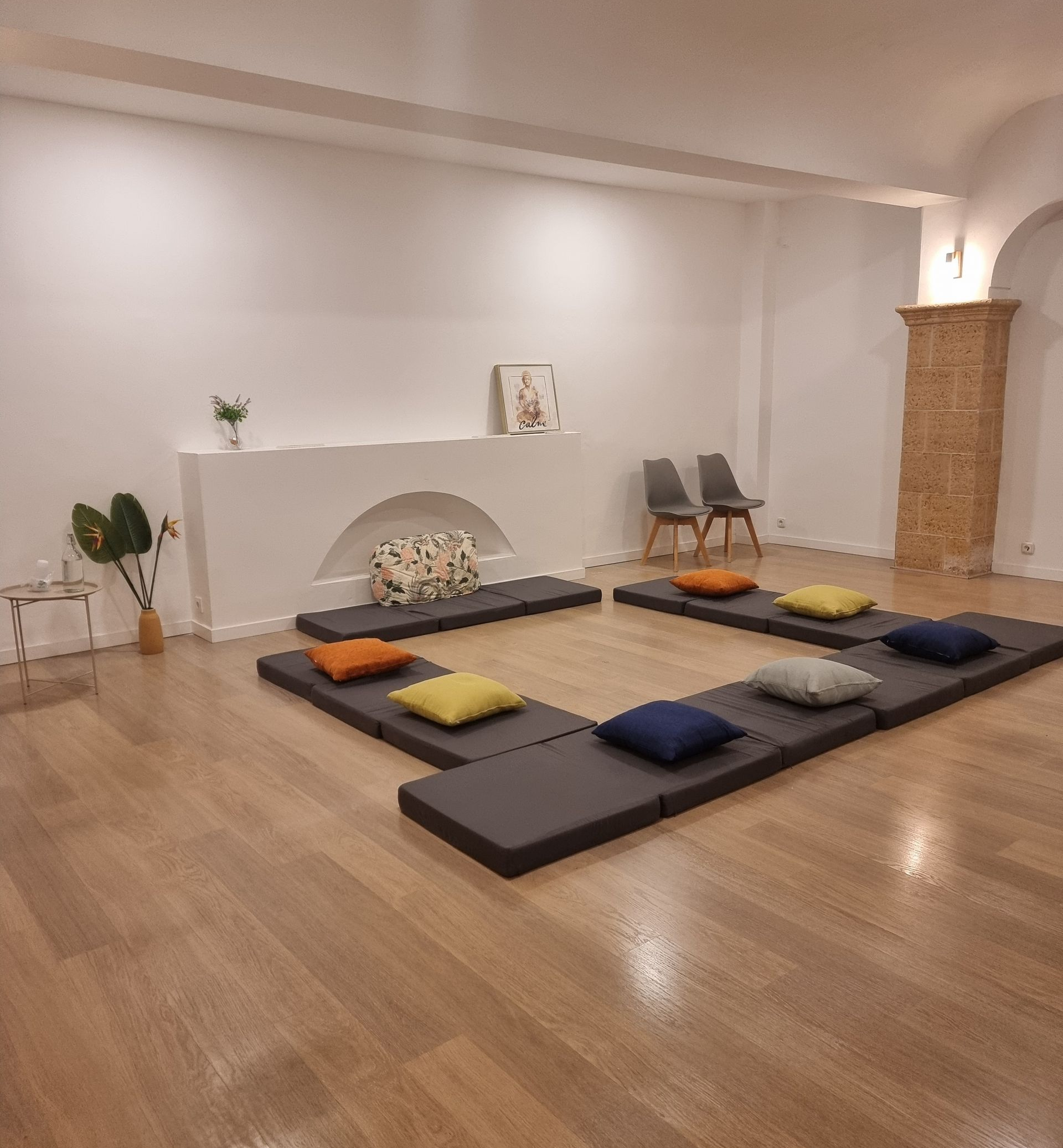 Personas en círculo, sentadas en sillas. Piernas cruzadas, zapatillas blancas y negras visibles. El suelo es gris.