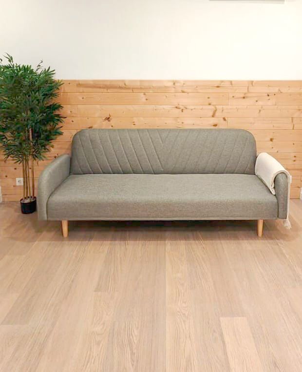 Una acogedora sala de asesoramiento con dos sillones uno frente al otro, una mesa pequeña y una estantería.