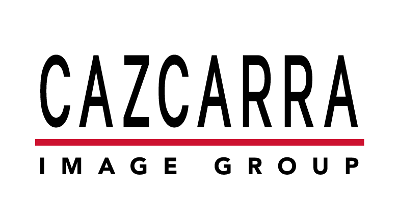 El logotipo del grupo de imágenes Cazcarra es negro y rojo sobre un fondo blanco.