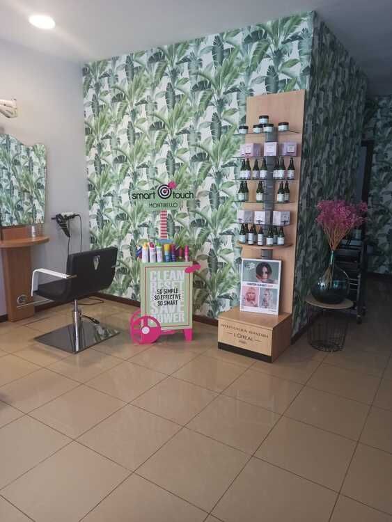 Una peluquería con una silla y una exposición de productos para el cabello.