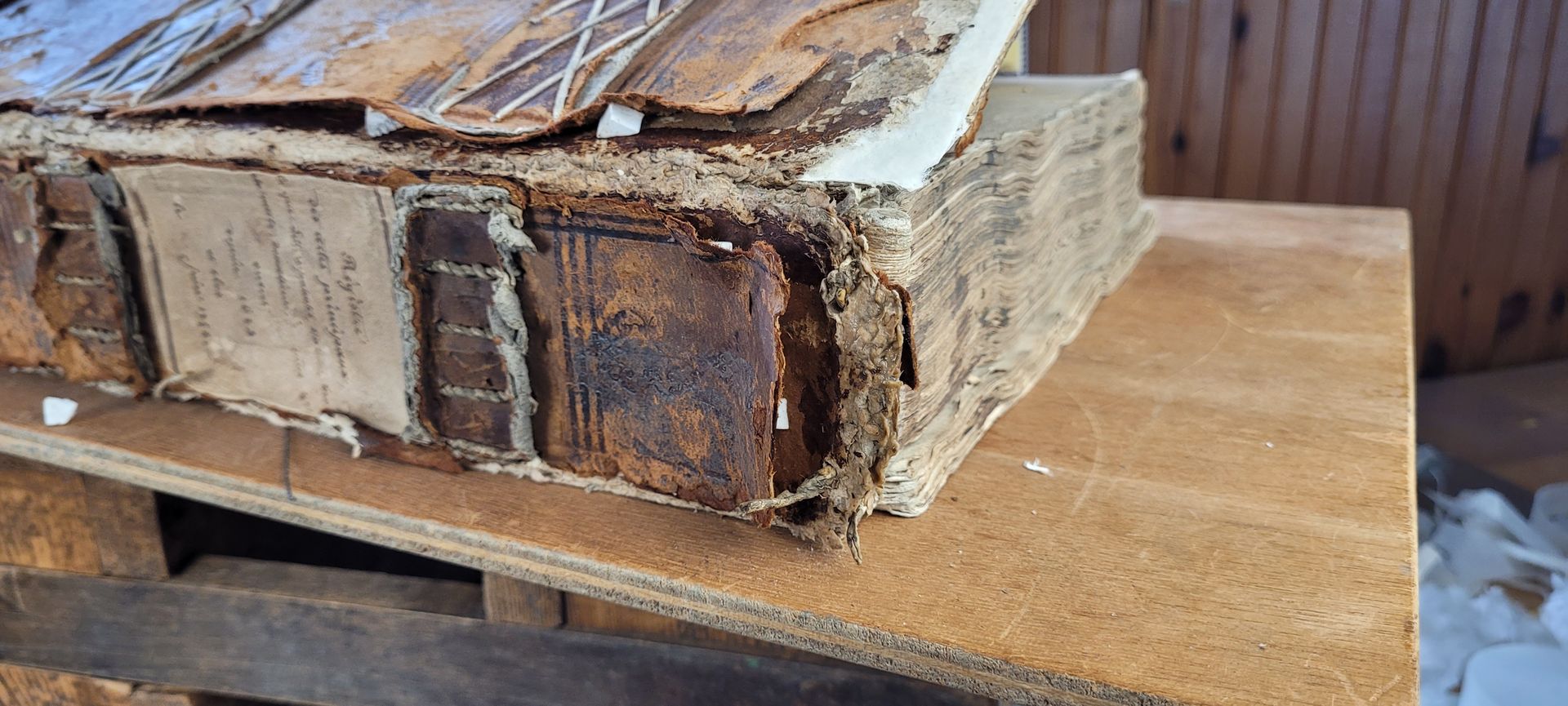 Livre détérioré par le feu