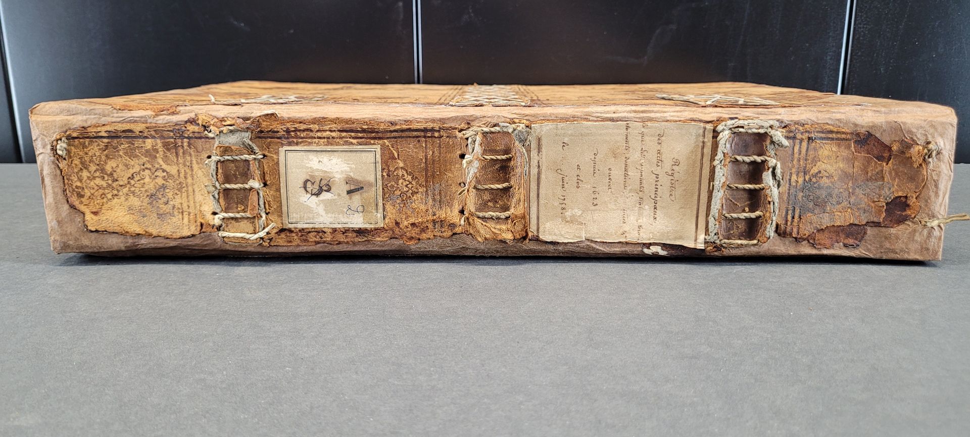 Livre ancien vu de côté