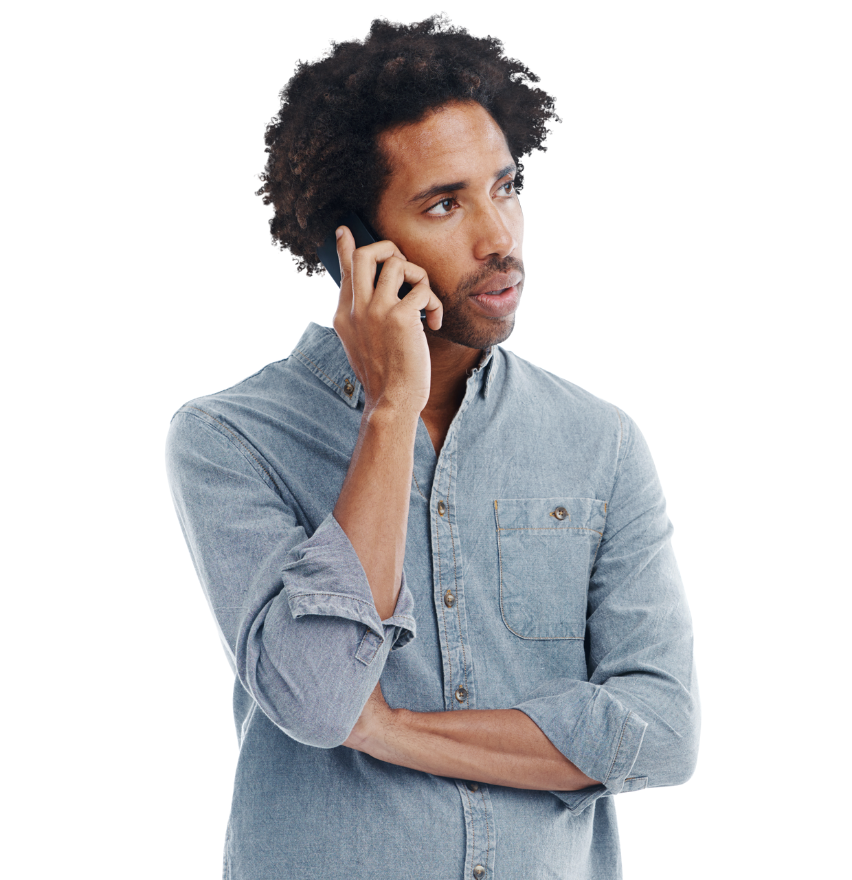 Personne en chemise, tenant un téléphone et l’air pensif.