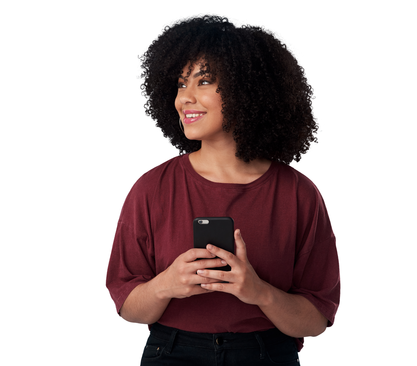 Personne souriante aux cheveux bouclés tenant un smartphone.