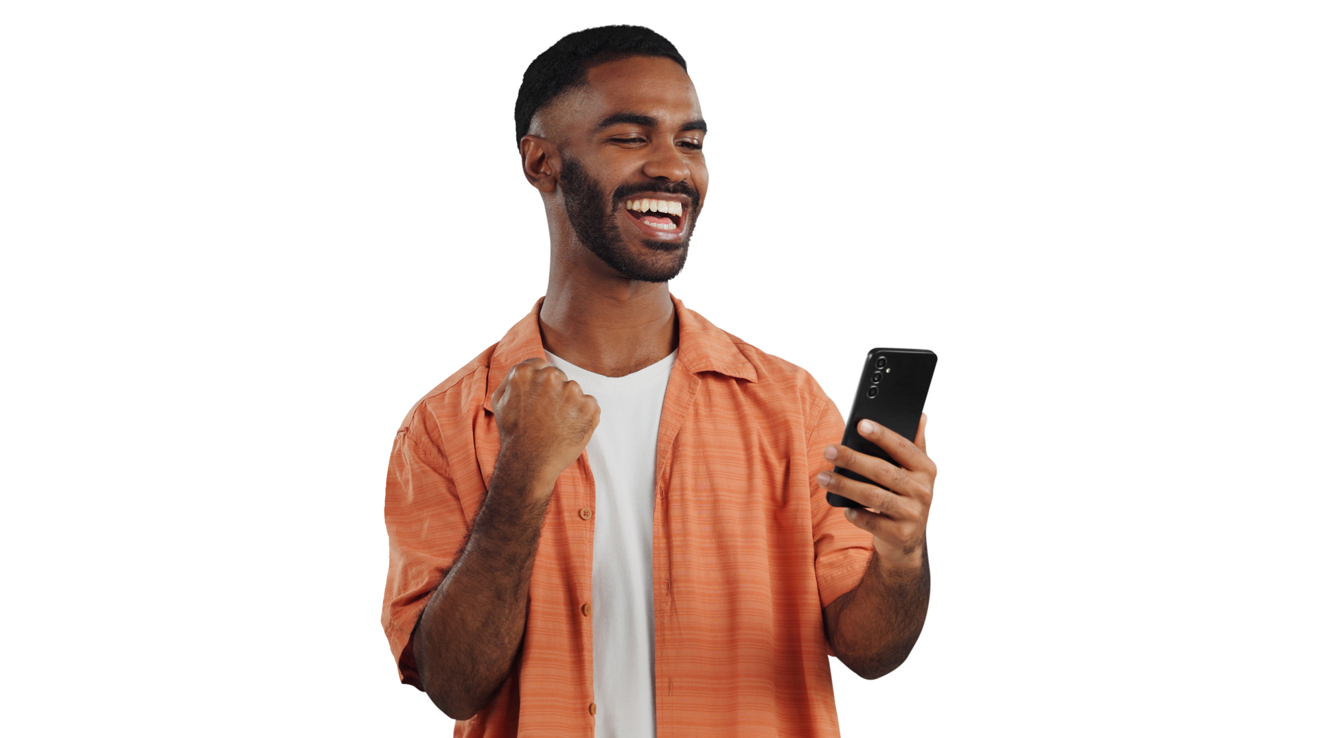 Homme souriant en chemise, tenant un smartphone.