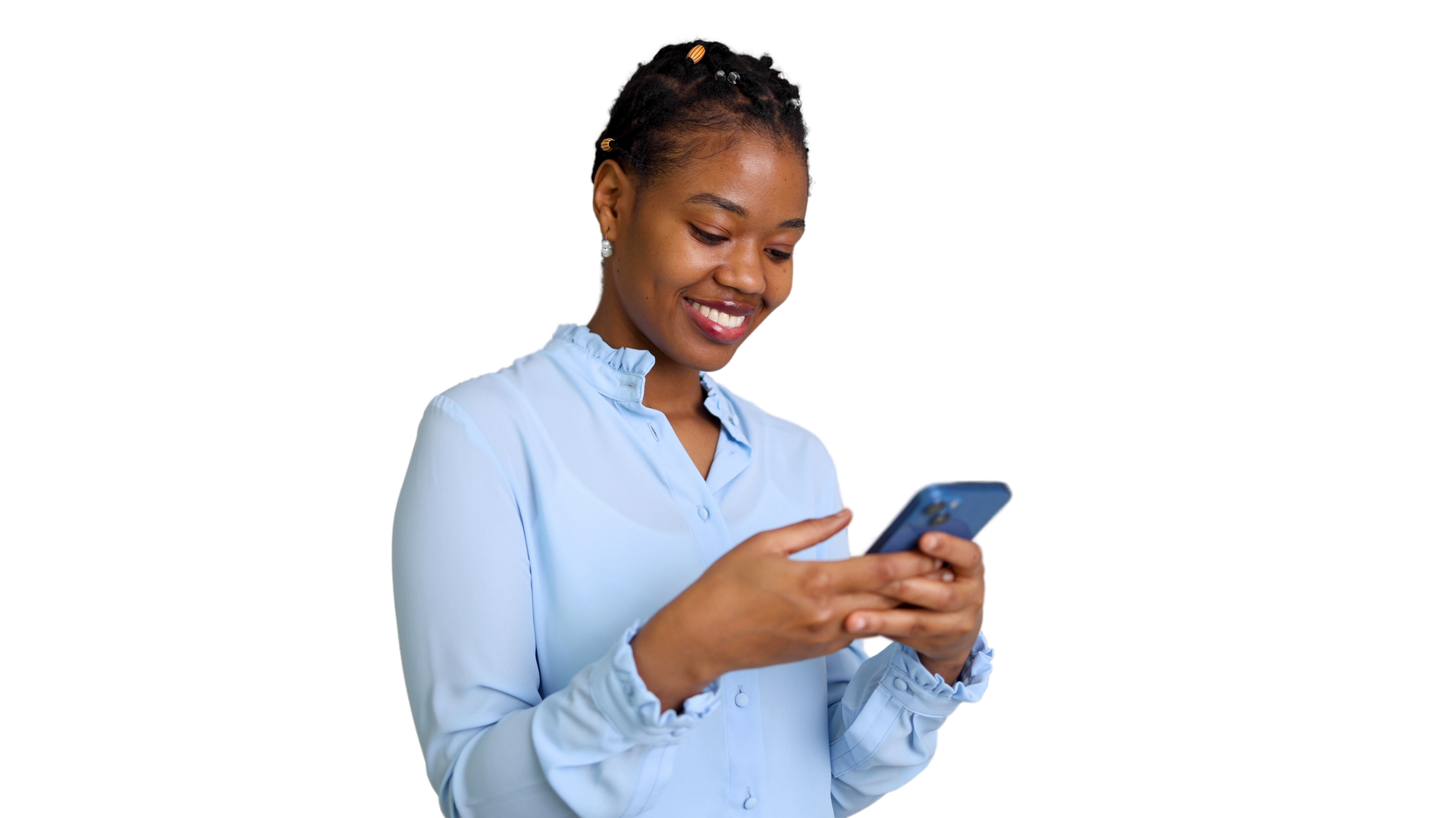 Personne souriante en chemise utilisant un smartphone.