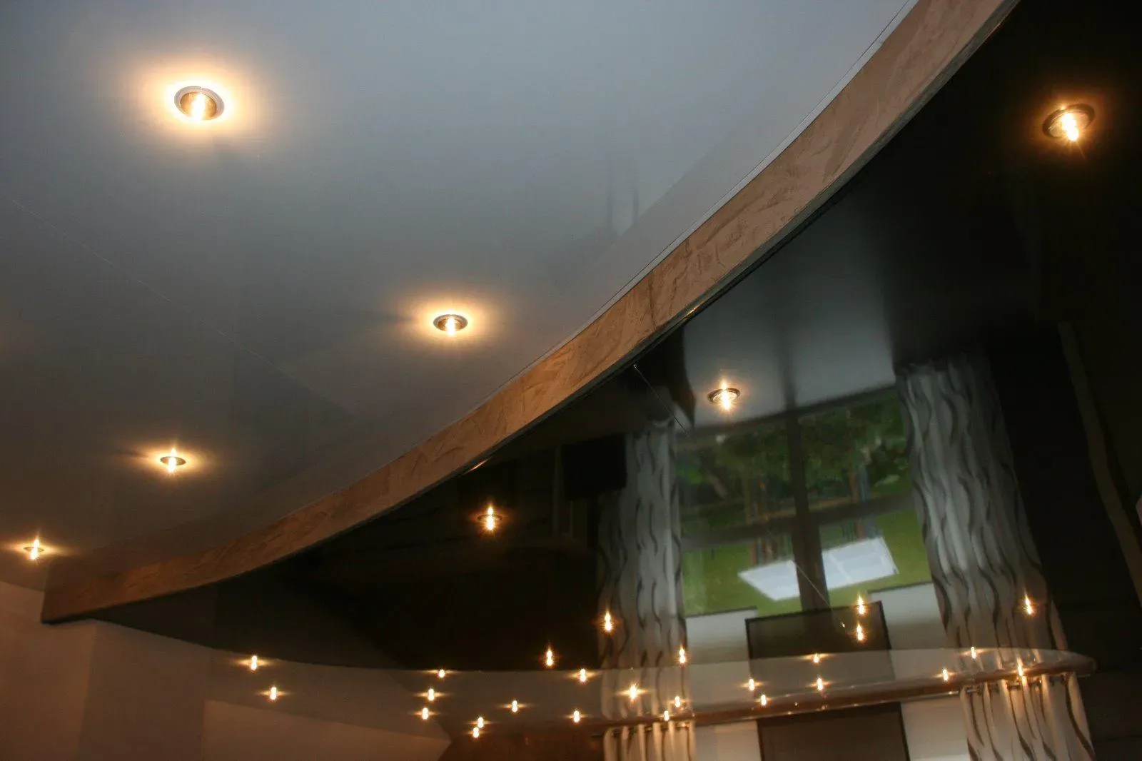 Photo d'un plafond tendu avec éclairage