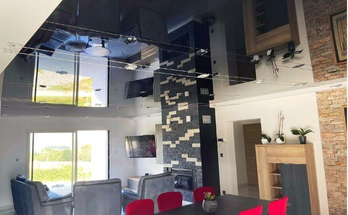 Photo d'un plafond tendu rafraîchissant