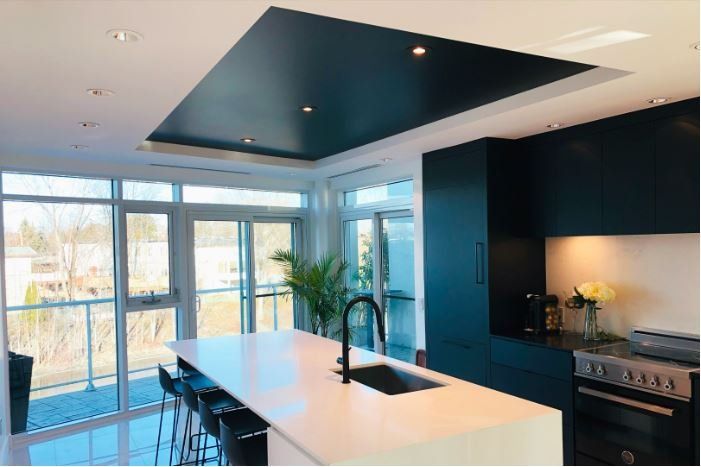 Photo d'un plafond tendu dans une cuisine