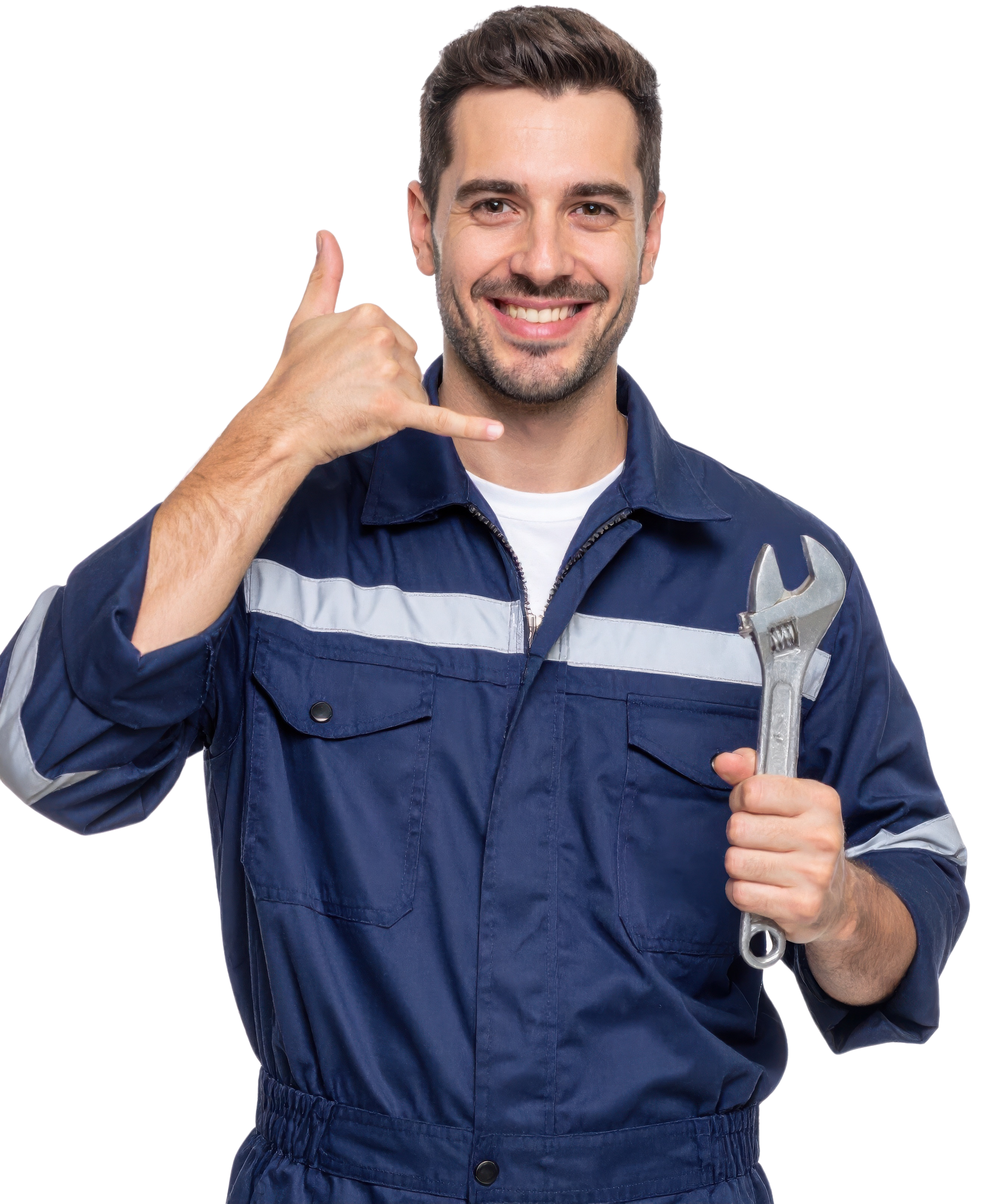 Un mécanicien habillé en combinaison bleue et qui tient une clé plate.