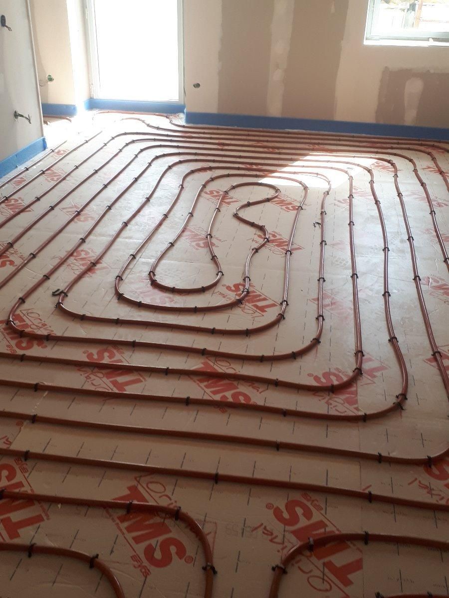 Pose de plancher chauffant dans une maison en construction