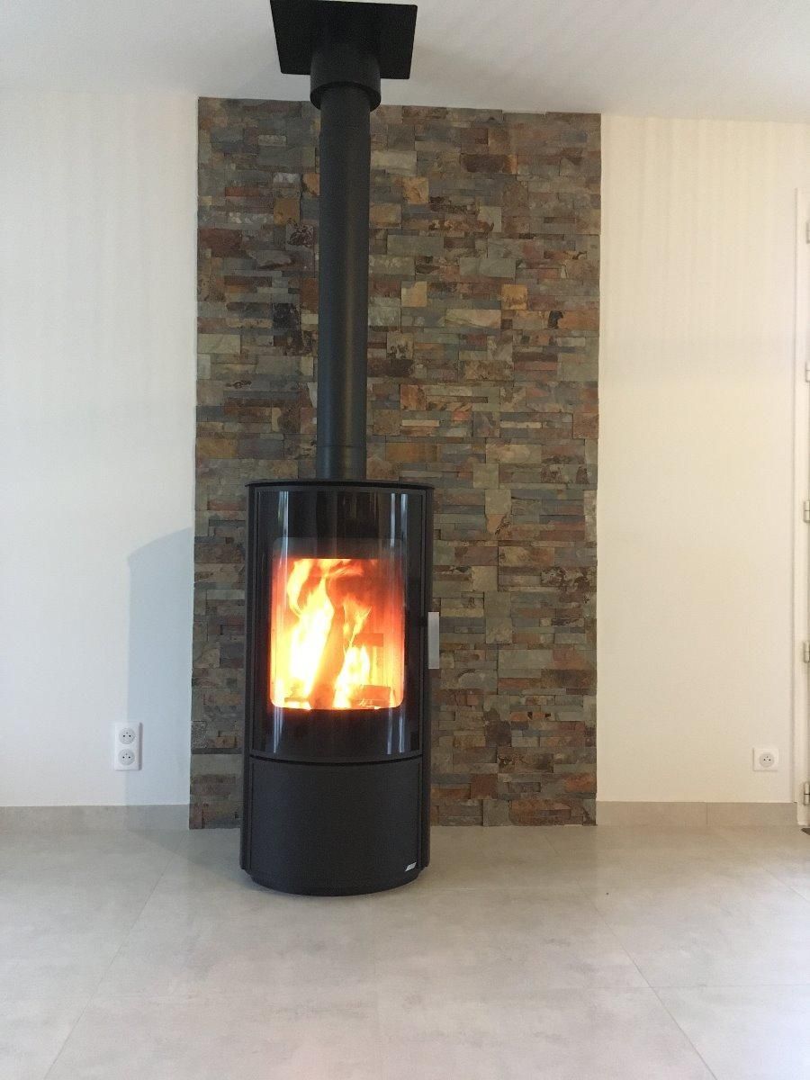 Poêle à bois devant des pierres de parement