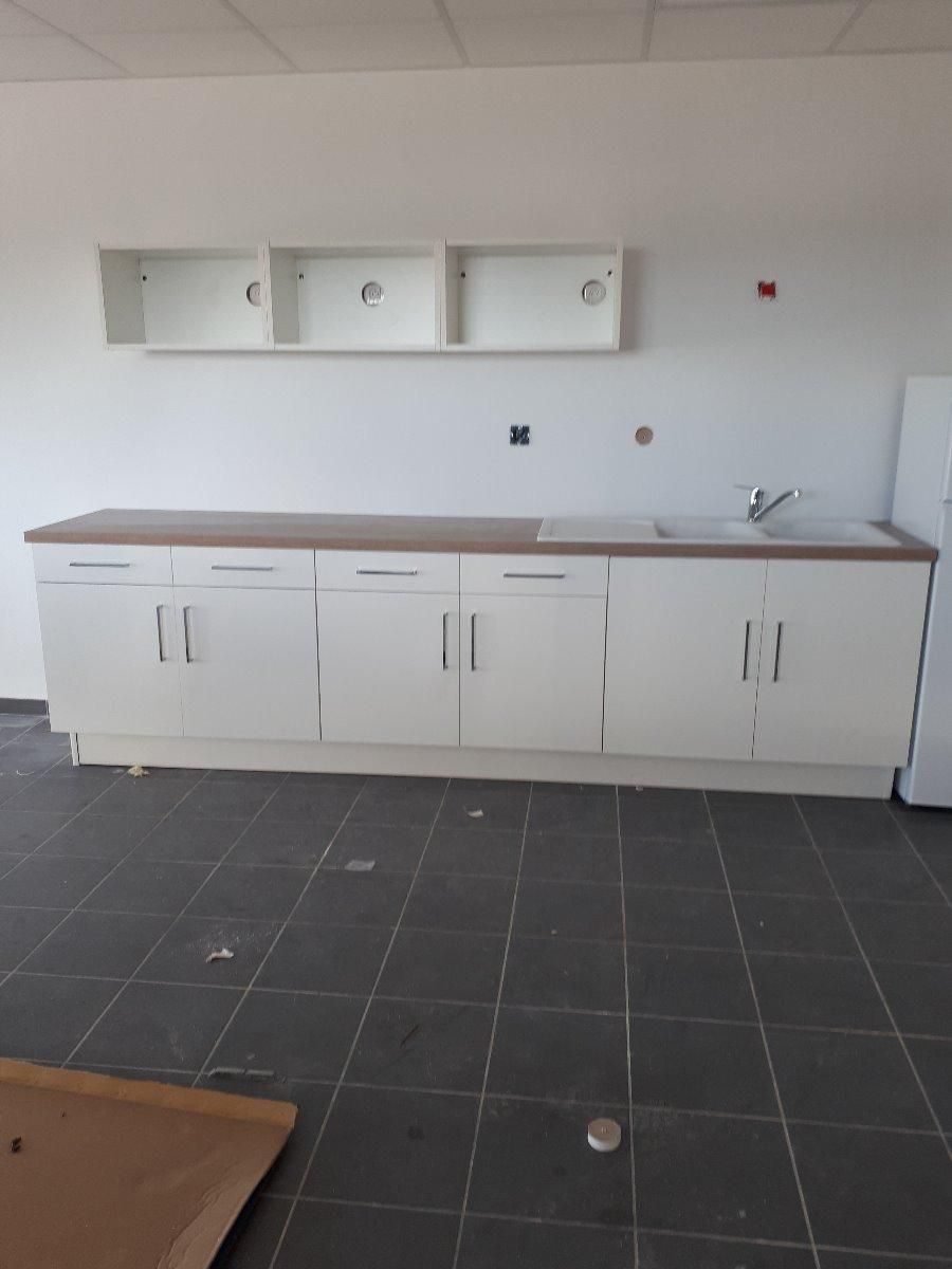 Cuisine neuve blanche en cours d'installation