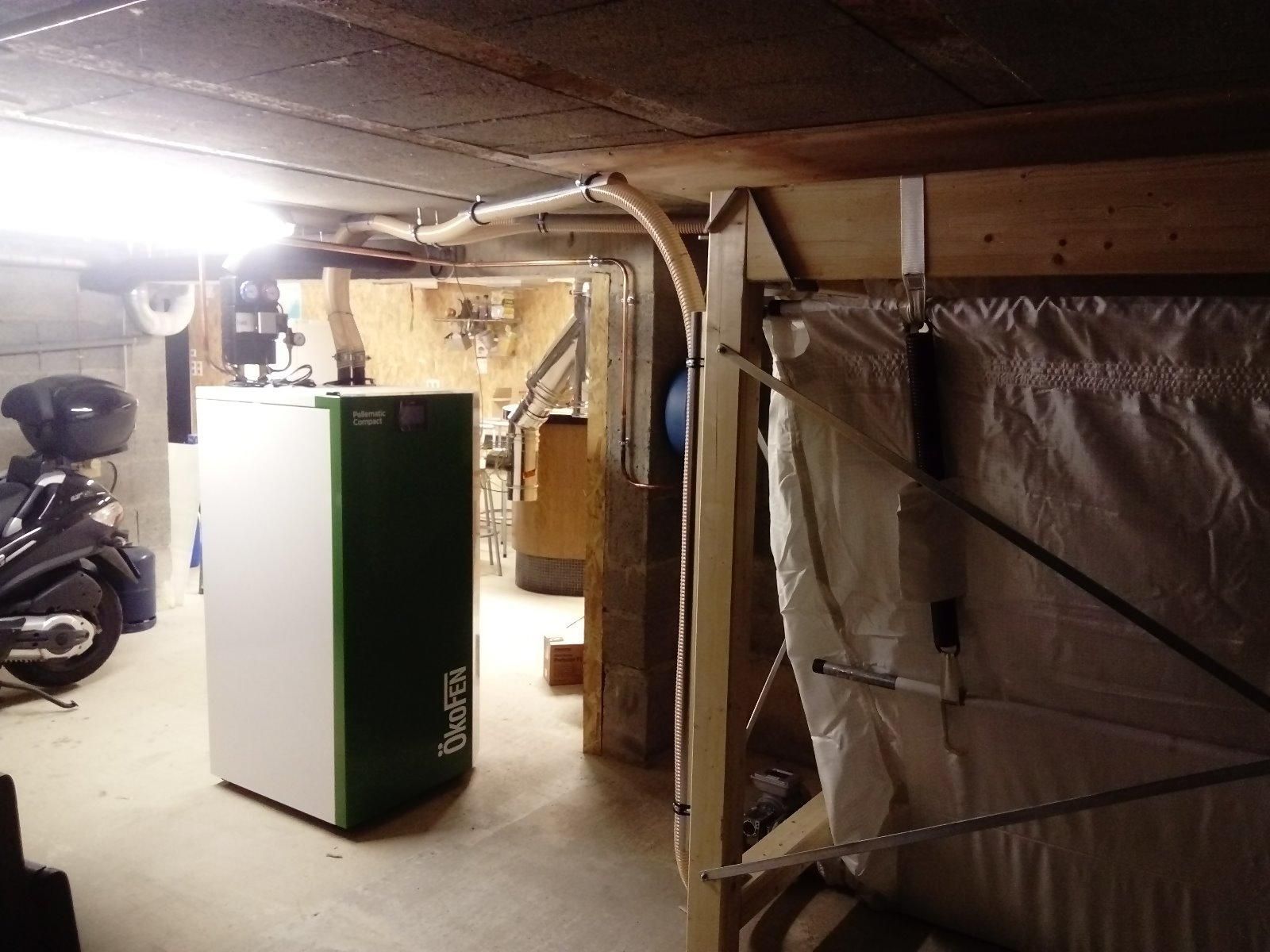 Chaudière à pellets dans un sous-sol
