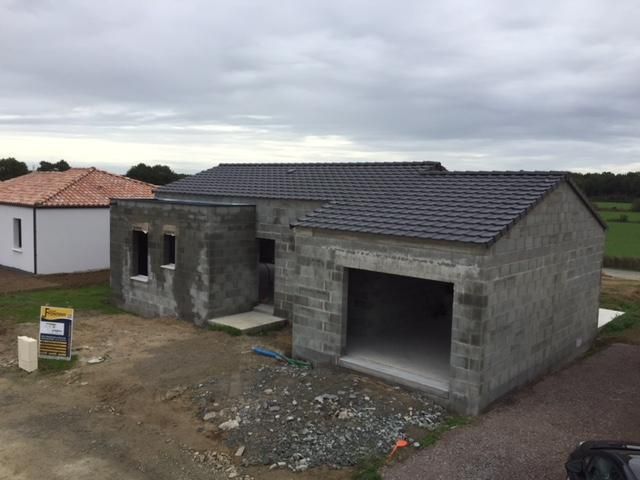 Construction d'une maison en parpaings et tuiles noires