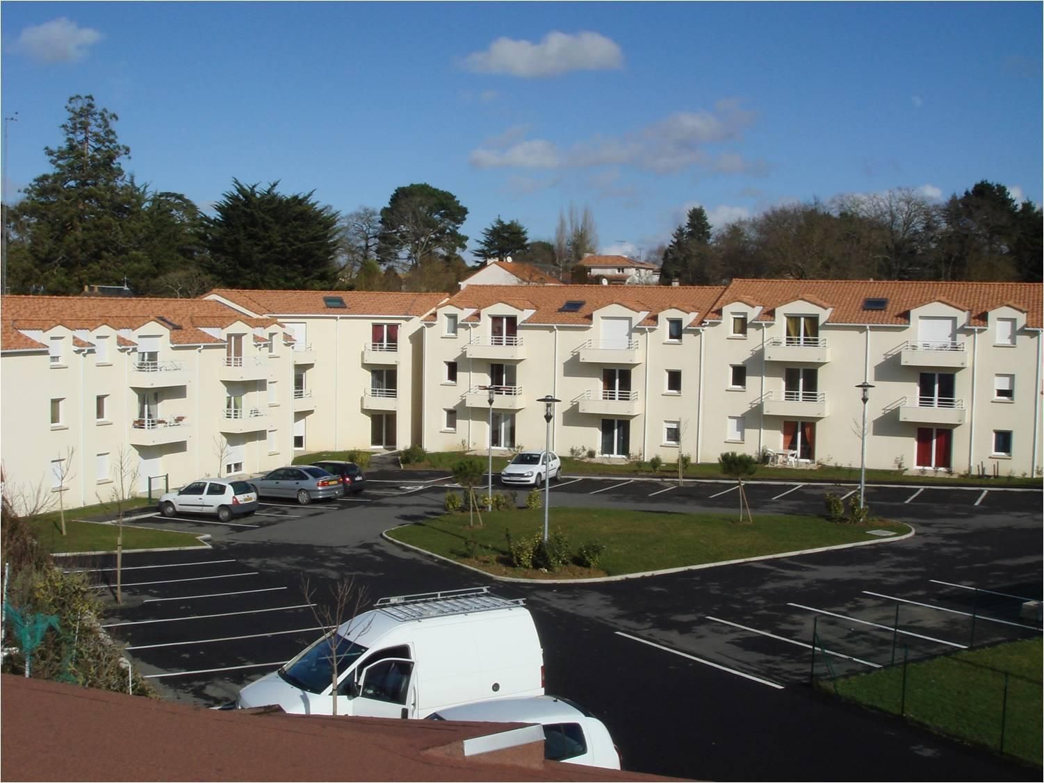 Résidence à deux étages avec parking