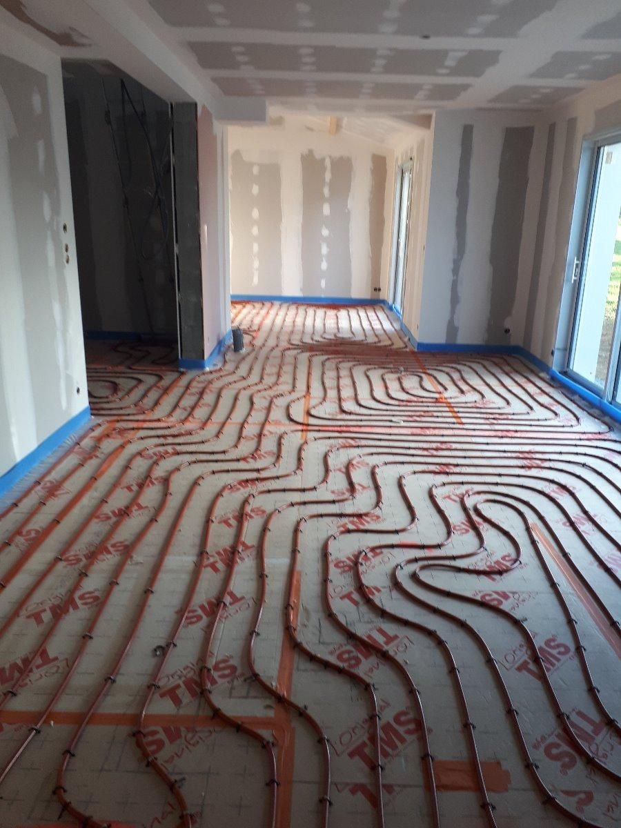 Plancher chauffant en cours d'installation dans une maison en construction