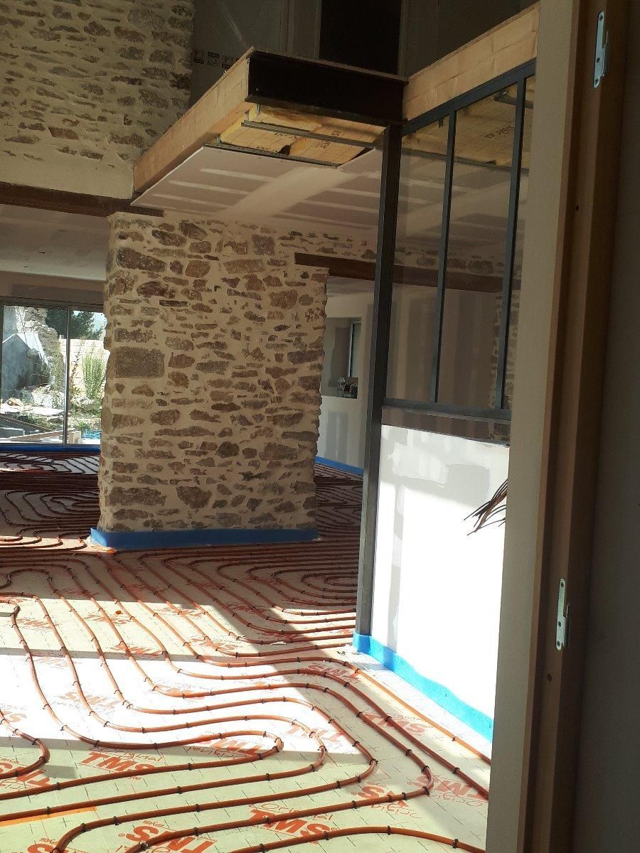 Plancher chauffant dans une maison avec mur en pierres