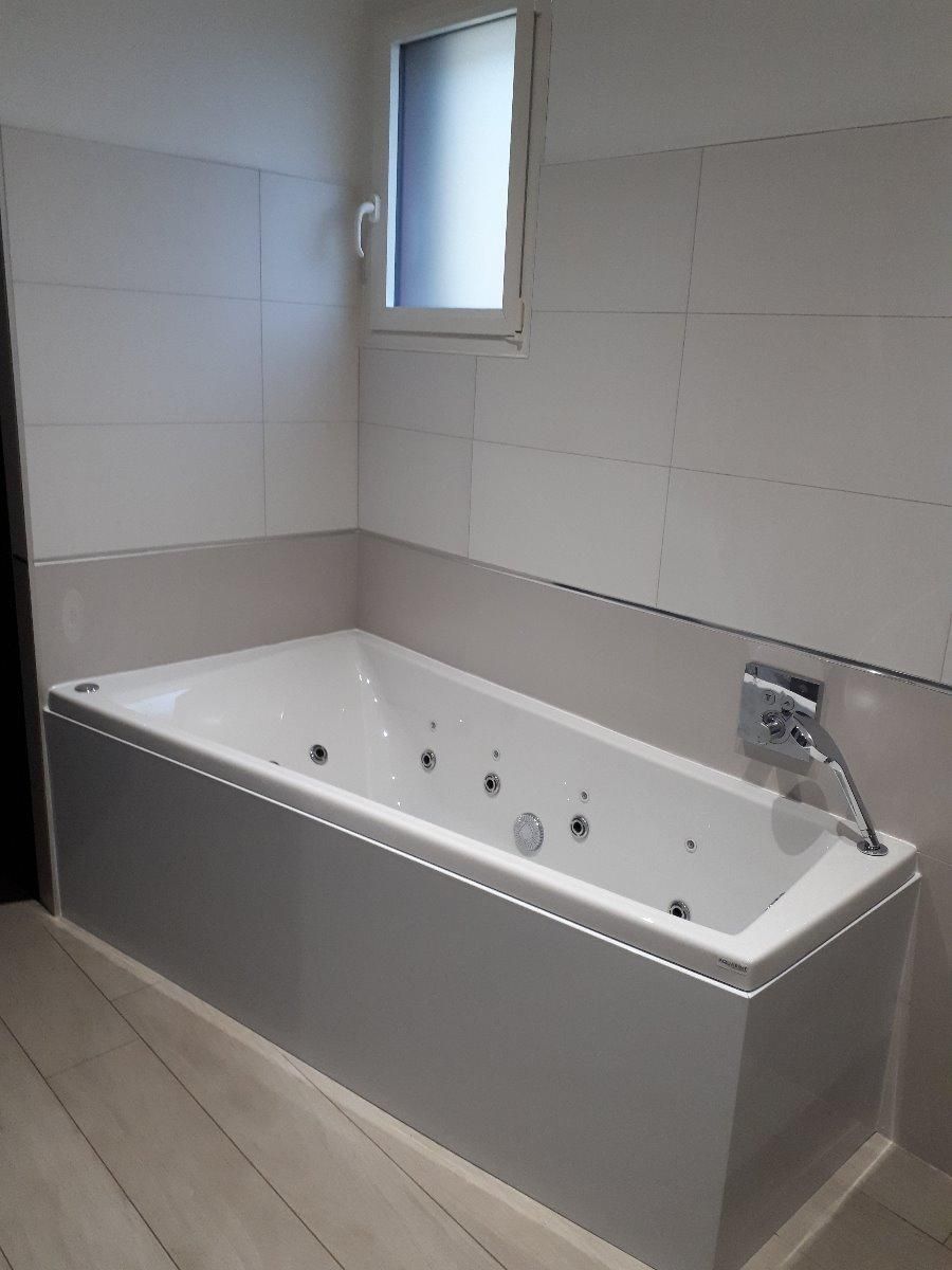 Salle de bains avec baignoire