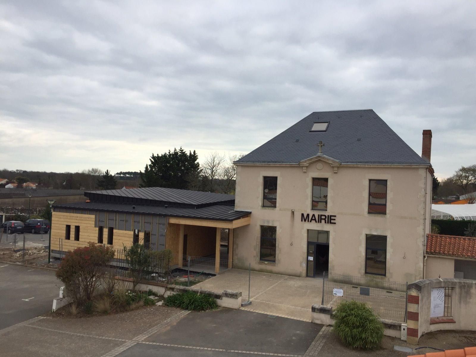 Mairie en rénovation avec toiture en ardoise