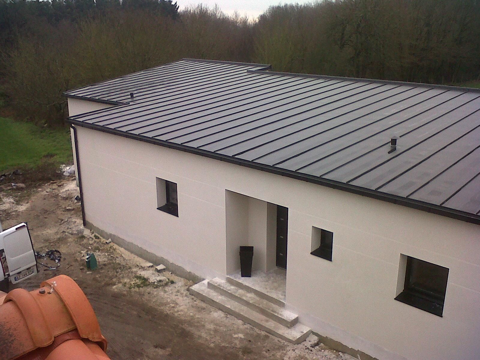 Couverture en zinc d'une maison neuve