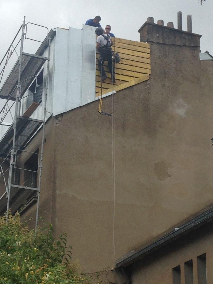 Installation d'un bardage en zinc sur la façade d'une maison