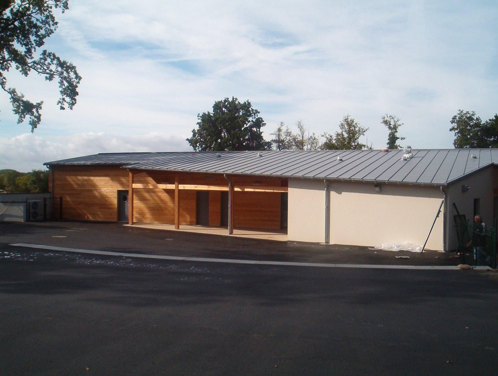 Toiture en zinc pour une maison avec un bardage en bois