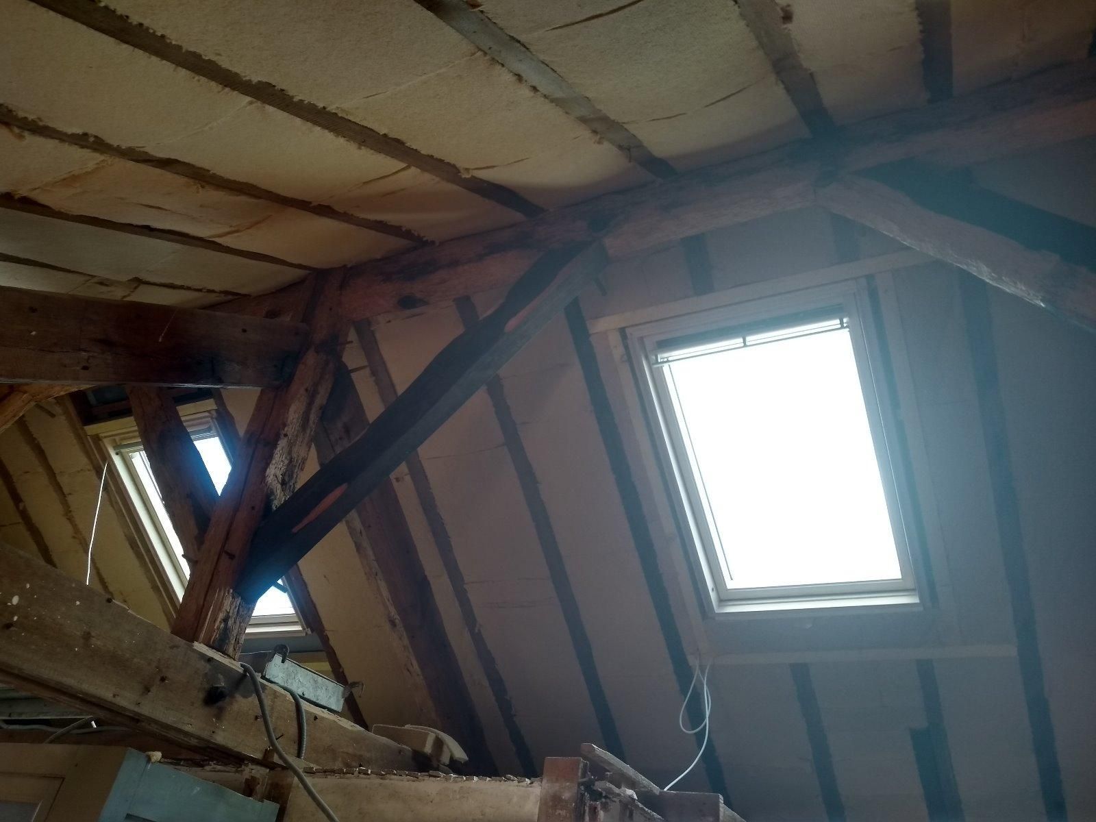 Combles avec charpente bois et velux