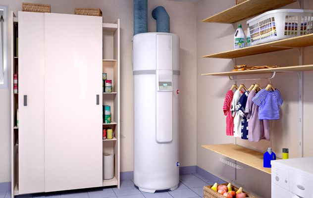 Ballon d'eau chaude thermodynamique dans une buanderie