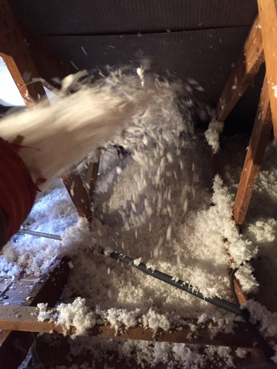 Isolation de combles avec laine de verre soufflée