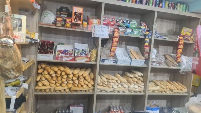 Una panadería llena de mucho pan y bocadillos.