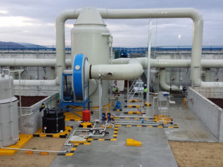 Un sistema de purificación de aire industrial al aire libre sobre una plataforma de hormigón