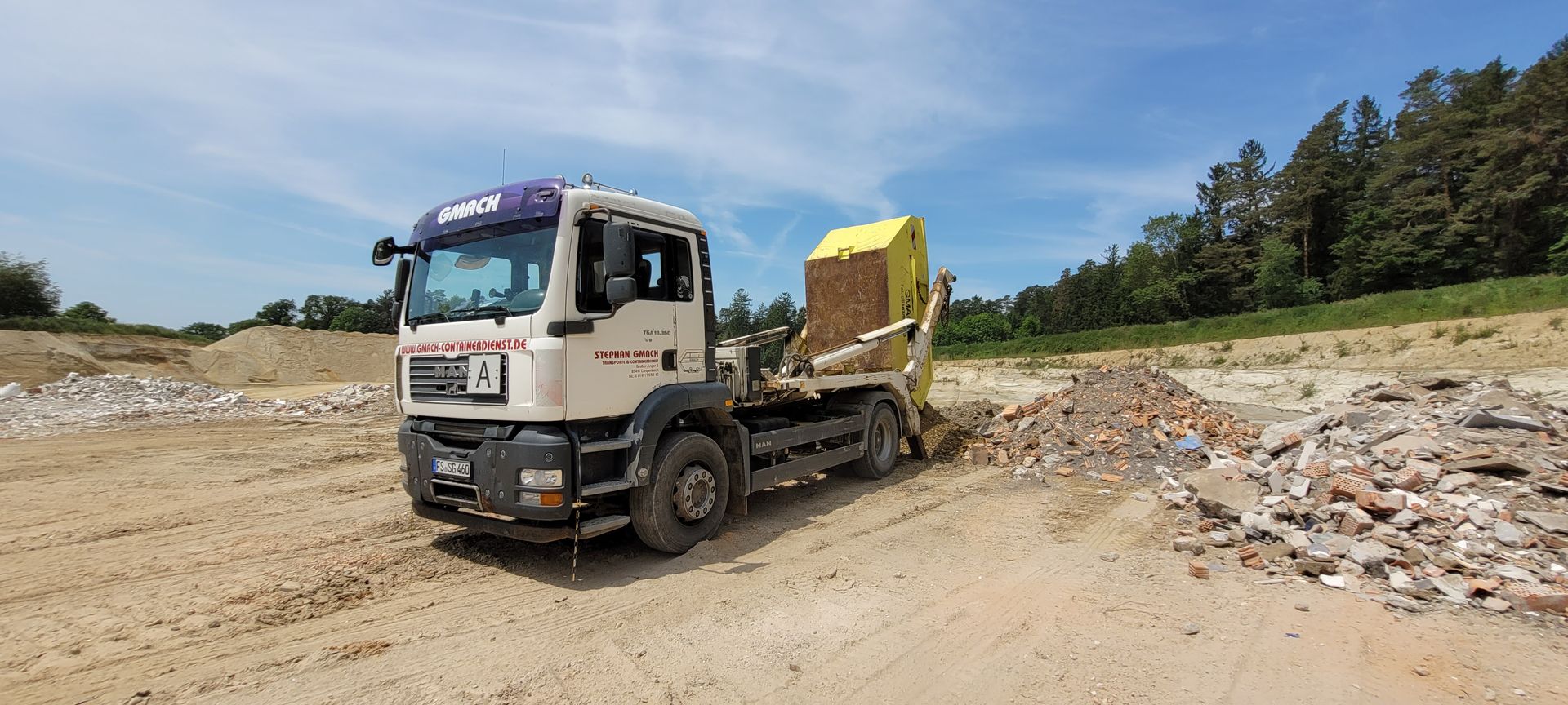 Weißer Gmach LKW beim Abladen von Abfall und Bauschutt